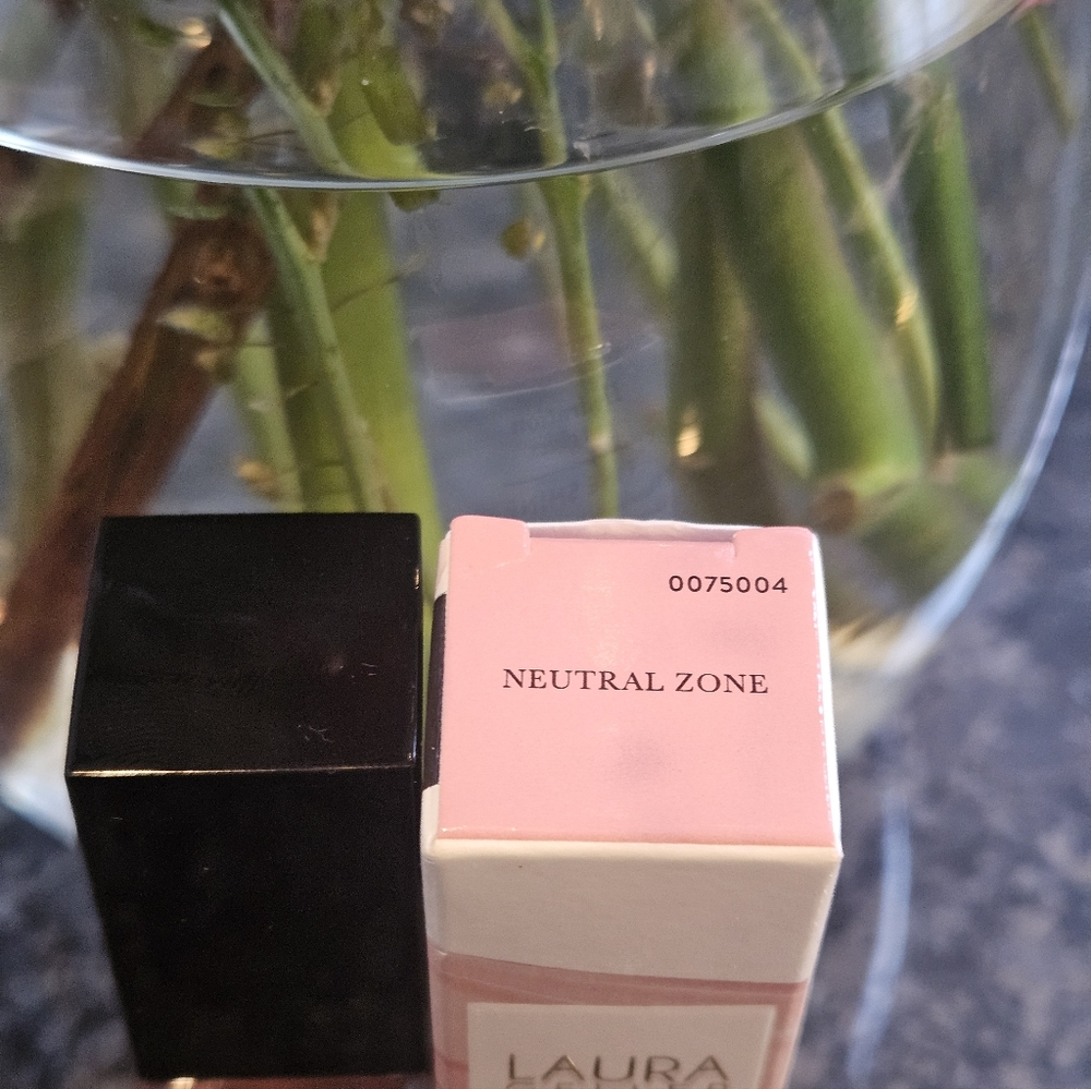 Laura Geller Fine Shine Glossy Lip Oil - Picture 10 of 14